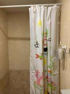 皮聪达Guest house Greenwood的带淋浴的浴室内的浴帘
