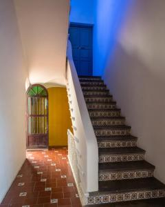 瓜达拉哈拉Coliving Chingon的蓝色门房子里的楼梯