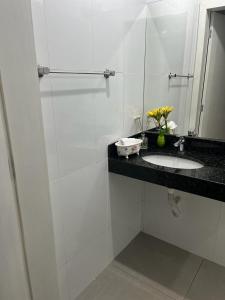 福米加Pousada Dona Terezinha的白色的浴室设有水槽和镜子