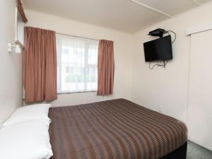 哈韦拉雅芳汽车旅馆的一间卧室配有一张床和一台平面电视