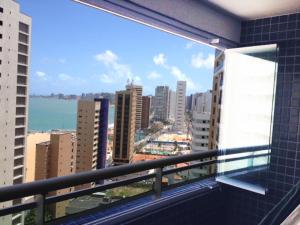 福塔莱萨Apartamento Em Fortaleza De Frente Para O Mar的阳台享有城市天际线的景致。