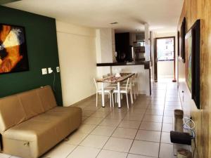 福塔莱萨Apartamento Em Fortaleza De Frente Para O Mar的客厅以及带沙发和桌子的厨房。