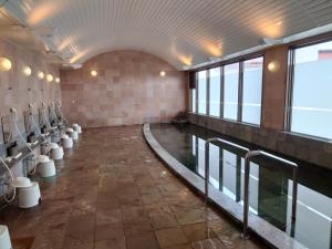 石垣岛石垣海滨酒店的一间浴室,里面设有一排厕所