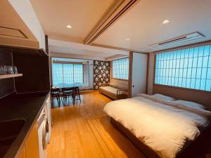 东京Shikinosai Akihabara Hotel的卧室配有一张床和一张桌子及椅子