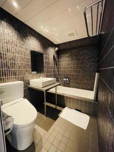 东京Nplus Tokyo Akihabara Premium的一间带卫生间和水槽的浴室