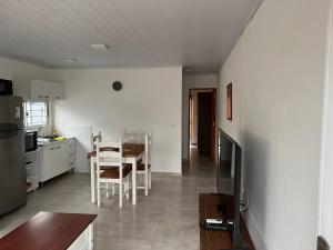 派桑杜Apart del Este 2的厨房以及带桌椅的用餐室。