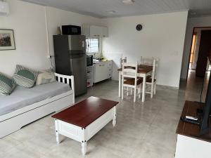 派桑杜Apart del Este 2的客厅配有沙发和桌子