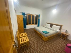 DeskitOtsal guest house nubra的一间小卧室,配有床和窗户