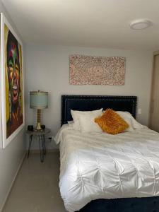 贝约New Lovely 3 bedroom condo with an AWESOME view!的一间卧室配有一张带橙色枕头的床