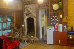 老街市Fieu House的客房设有带炉灶和冰箱的厨房。