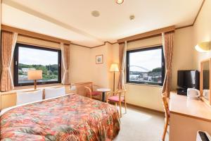 壹岐市壹岐玛丽娜酒店的酒店客房设有一张床和两个窗户。