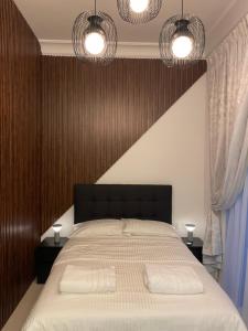 阿布扎比Ansam, Yas Island的一间卧室配有一张带两个白色枕头的大床