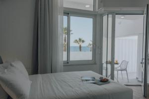 罗希姆诺Suitenes Coast的一间卧室设有一张床,享有海景