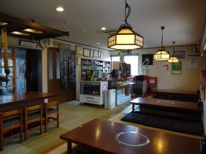 白马村和味亭日式旅馆的一间咖啡厅,里面设有桌子和柜台