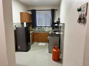 埃尔多雷特Champions Chill Suite的小厨房配有炉灶和冰箱