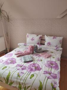 斯科列Карпати котедж Анастасія的卧室里一张带粉红色花的床铺