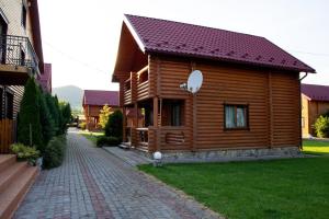 米戈韦GorodOk的旁边设有砖路的木屋