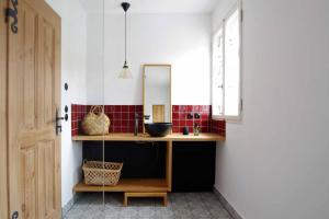 MainleusOchsenhof的浴室设有水槽和镜子,位于柜台上