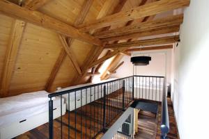 MainleusOchsenhof的阁楼间设有楼梯和木制天花板