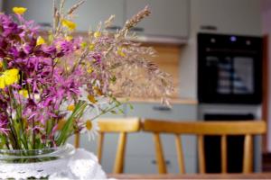 MainleusOchsenhof的花瓶,花朵放在桌子上