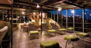 HonauForellenhof Rössle Hotel & Restaurant的阳台的天井配有桌椅