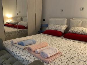 内图诺Eve Home Suite Home的一间卧室配有两张带毛巾和镜子的床