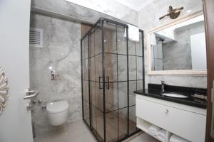 穆拉Raymar Hotels Muğla的带淋浴、卫生间和盥洗盆的浴室