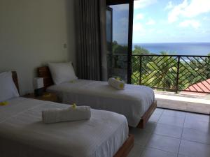 安塞罗亚莱Bougainvillas Seychelles的海景客房 - 带两张床