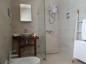安塞罗亚莱Bougainvillas Seychelles的带淋浴、卫生间和盥洗盆的浴室