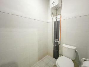 马塔兰RedDoorz Syariah near Siloam Hospital Mataram的一间带卫生间和淋浴间的浴室
