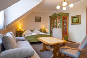 斯克拉斯卡波伦巴钻石酒店的卧室配有一张床和一张桌子及椅子