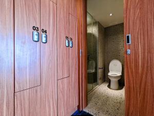 北干巴鲁格兰德兹瑞皮卡巴鲁酒店的一间带卫生间和玻璃淋浴间的浴室