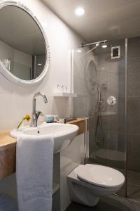 特拉维夫马克西姆3星级高级设计酒店的一间带水槽、卫生间和淋浴的浴室