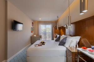 埃拉特Play Eilat Hotel的一间客厅,客厅内配有一张白色的大床