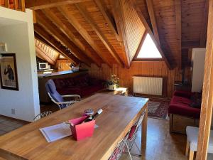 雷克罗塞Chalet Les Rhodos appartement le Yeti的客厅配有大木桌