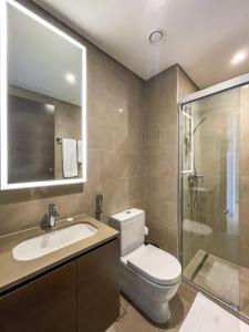 迪拜STAY BY LATINEM Luxury 2BR Holiday Home CV B1309 Near Burj Khalifa的浴室配有卫生间、盥洗盆和淋浴。