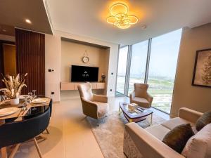 迪拜STAY BY LATINEM Luxury 2BR Holiday Home CV B1309 Near Burj Khalifa的客厅配有沙发和桌子