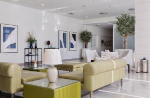 波尔蓝阳埃拉弗萨酒店的客厅配有沙发和带台灯的桌子