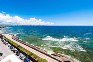 北谷町美国日落酒店的海滩上设有停车场,享有大海美景