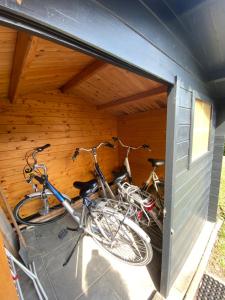 弗劳温普尔德Het Pelgrimshoekje的两辆自行车停放在车库内