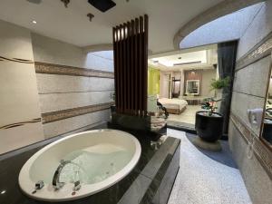 桃园市轻时尚文创汽车旅馆的一间带水槽的浴室和一间卧室