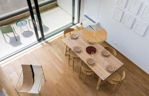 奥米什Rivus Apartments的一张木桌和椅子
