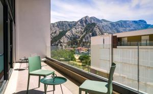 奥米什Rivus Apartments的山景阳台,配有椅子。