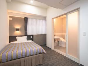 冲绳岛市科扎酒店的一间酒店客房 - 带一张床和一间浴室
