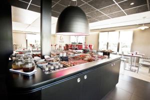 斯特拉斯堡斯特拉斯堡机场林戈海姆酒店的厨房在柜台上供应自助餐