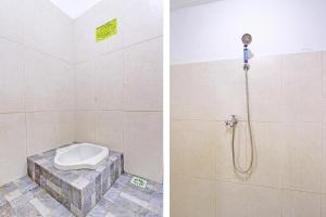 哲帕拉SPOT ON 91521 Mayong Guesthouse的带淋浴和卫生间的浴室