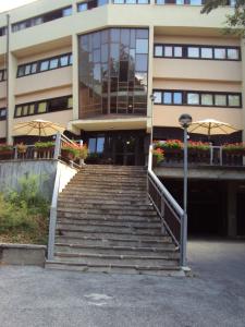 LivataCasa nel bosco的大楼前有楼梯的建筑