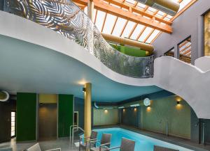 豪伊杜索博斯洛阿姆布罗子亚公园酒店的一座带楼梯的游泳池