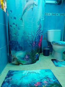 阿古伊梅斯MultiAventura en Agüimes的一间带海豚浴帘和卫生间的浴室