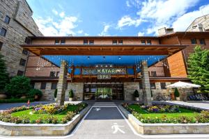 班斯科Katarino SPA Hotel的建筑前有鲜花的酒店入口